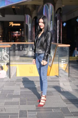 查看完整内容：蓝牛美女 - 共20张图片