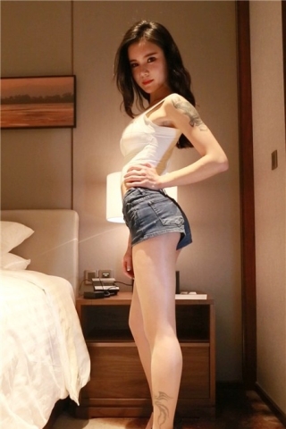 查看完整内容：白色小吊带衫超短牛仔热裤美女慢摇 [428 MB]（视频版） - 共6张图片