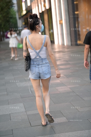 街拍人字拖背带裤美眉