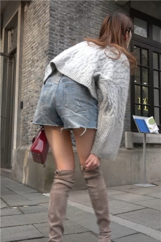 4K - 性感大长腿长靴热裤街拍美女 [2.33 GB/MP4]（视频版）