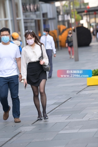 街拍白衬衫嘿丝美女