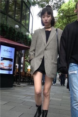 4K-街拍身材娇小白皙美腿很有气质的美女 [1.15 GB]（视频版）