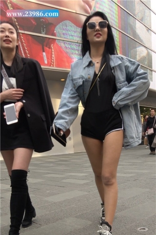 街拍气质美腿美女姐妹花 [1.33 GB/MP4]（视频版）