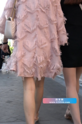 4K - 性感丝袜街拍美腿美女一起逛街 [1.42 GB/MP4]（视频版）