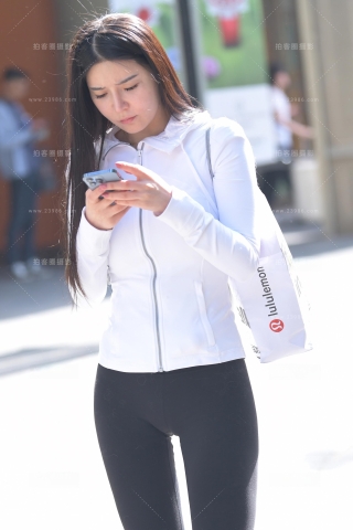 手机看的差点撞镜头上