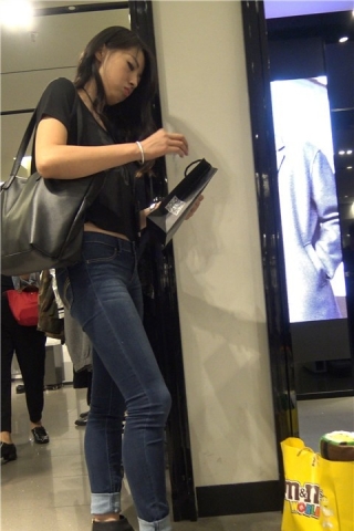 4K 街拍紧身牛仔裤性感美女 2  [464 MB]（视频版）