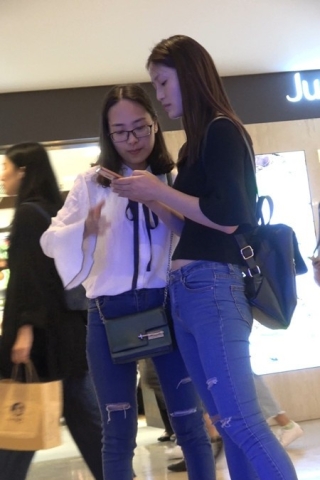 4K - 黑衣服紧身蓝牛街拍气质文静美女姐姐逛商场[0.97 GB]（视频版）