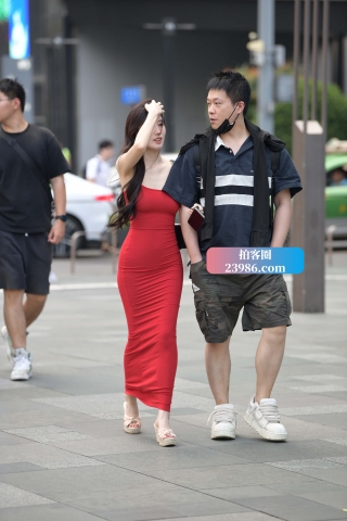 街拍红色长裙女友