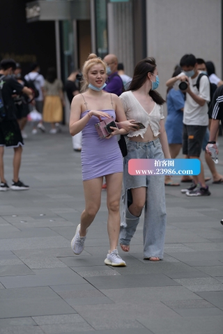 淡紫色吊带短裙妹子