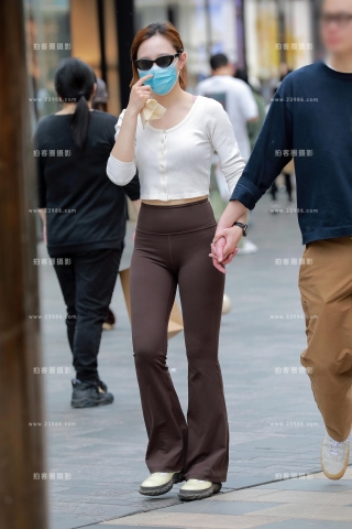 棕色紧身瑜伽裤美眉