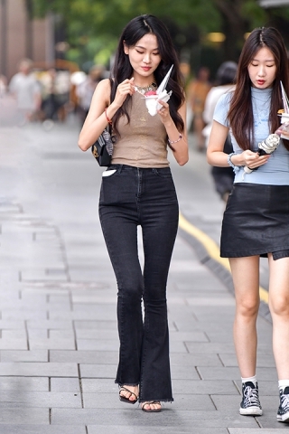★冰激凌阔腿牛仔裤美女