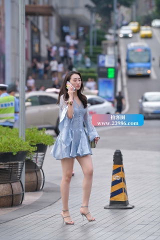 抓拍打电话的长腿凉高美女
