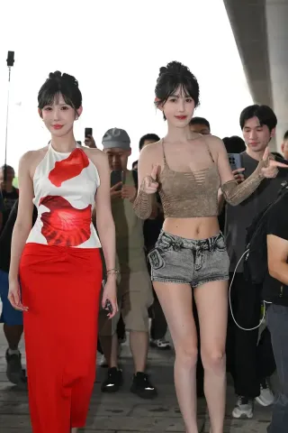 查看完整内容：两位靓丽女神（完整版） - 共4张图片