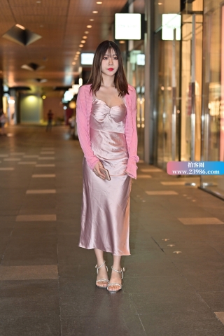 夜拍粉色长裙美女