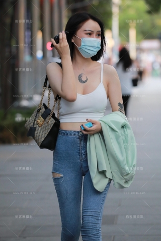 【玻璃街拍】蓝牛美女