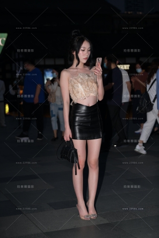 夜拍皮裙美腿性感美女