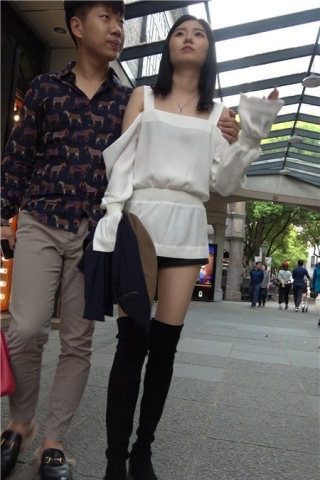 4k-白色雪纺衫街拍热裤美腿性感大美女 [1.86 GB]（视频版）