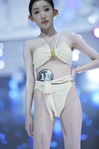 泳装大长腿美女（完整版）