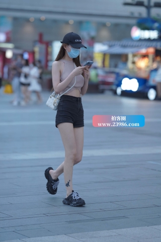 带鸭舌帽的女孩