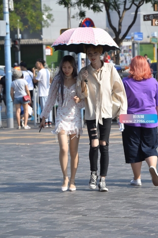 街拍印花连衣裙高跟肉丝女友