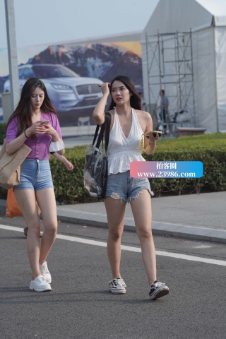 两位长腿美女