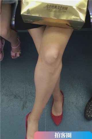 地铁上偶遇文静甜美的尖嘴高跟鞋美腿女神姐姐（视频版）