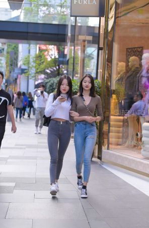 查看完整内容：漂亮的紧牛闺蜜迎面走来 - 共20张图片