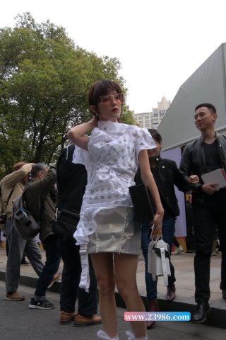 4K - 街拍夸张的大眼镜短发美眉 [822 MB/MP4]（视频版）