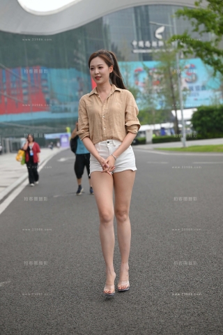 25成都车展，白热裤长腿甜美的小龙鼠