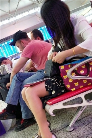 查看完整内容：4k超清，美腿高跟鞋小姐姐翻找车票？（视频版） - 共6张图片