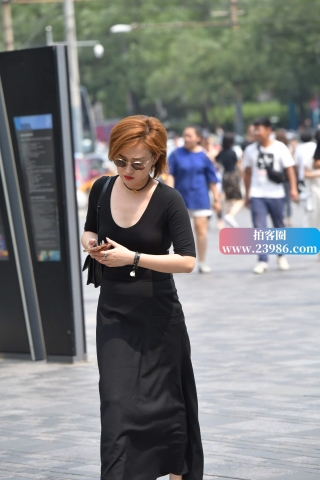 街拍黑色长裙干练美女