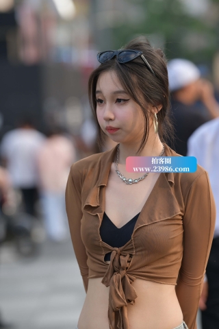 街拍小蛮腰热裤妹子