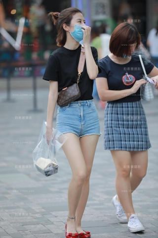 【玻璃街拍】牛仔热裤小妹