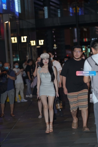 街拍紧身裙美女