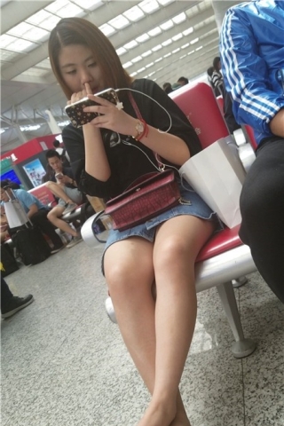 查看完整内容：4K - 极品白皙美腿牛仔短裙气质街拍美女（视频版） - 共8张图片