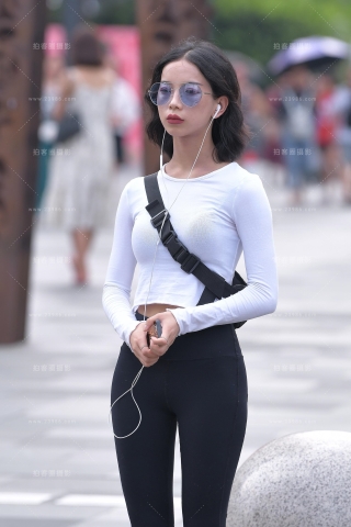 黑色紧身裤运动女孩