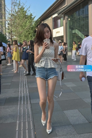 拿着奶茶的斑点吊带衫长腿妹子