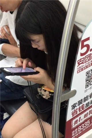 地铁上专心玩手机的美腿小清纯美女（视频版）