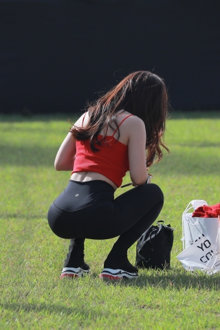 美丽的黑色紧身瑜伽裤女士