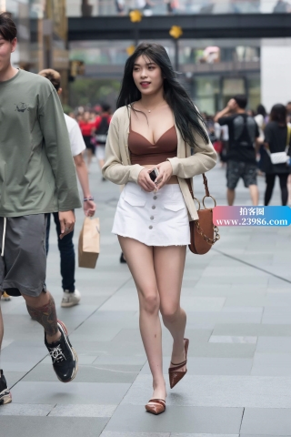 街拍低胸性感长腿mm