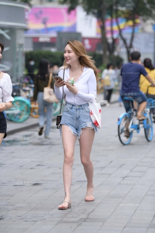 街拍美腿牛仔热裤美眉