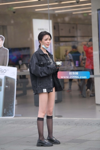 街拍超短裤，长筒袜小姐姐