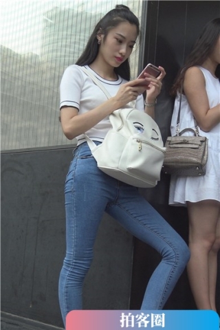 查看完整内容：4k-街拍紧身蓝色牛仔裤小清新可人小美女 [2.42 GB]（视频版） - 共8张图片