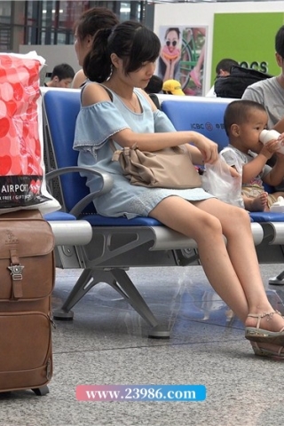 查看完整内容：4K - 玉足凉鞋年轻妈妈 [1.59 GB/MP4]（视频版） - 共8张图片