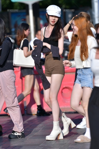 查看完整内容：★长腿热裤白皙美女 - 共17张图片