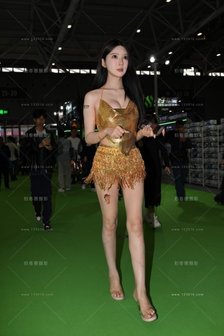 查看完整内容：性感金色装长腿女郎 - 共21张图片