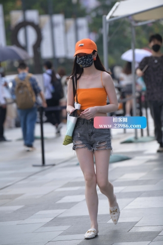 街拍小清新热裤辣妹