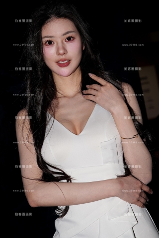 白色连衣长裙女神