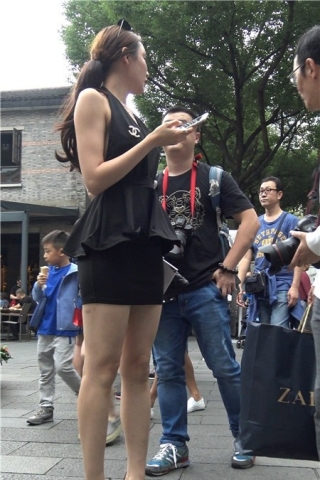 4k-超性感深V领包臀裙街拍美腿女神 [635 MB]（视频版）