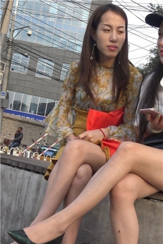查看完整内容：4k-花坛边畅聊的美腿高跟姐妹淘 [1.40 GB]（视频版） - 共10张图片